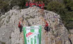 Bursaspor'un şampiyonluğunu zirveye bayrak asarak kutladılar