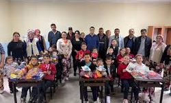 Ülkü Ocakları İzmir İl Başkanlığı tadilat yaptıkları okullarda çocuklara 'püskevit' ikram etti