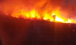 Malezya'da yüzen kasabada çıkan yangın sonucu yaklaşık 1000 ev yok oldu