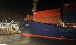 Sarıyer'de karaya oturan konteyner gemisi kurtarıldı