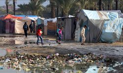 Yerinden edilen Filistinliler İsrail saldırısında harabeye dönen camide yaşam mücadelesi veriyor