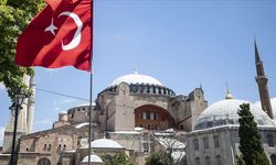 Ayasofya'da dini ve ideolojik içerik taşıyan sembolik bayrak açan 2 şüpheli tutuklandı
