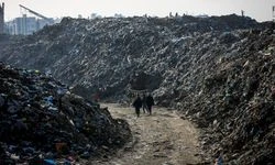Gazze'de çöpler arasında kötü koku soluyarak yaşayan Filistinliler için "savaş" sürüyor