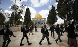 Filistin topraklarını gasbeden İsrailliler polis korumasında Mescid-i Aksa'ya baskın düzenledi