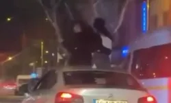 Bursa'da otomobilin tavanına oturdular: 25 bin TL ceza kesildi
