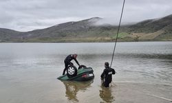 El freni unutuldu, otomobil gölete düştü