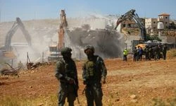 İsrail, işgal altındaki Batı Şeria'da Filistinlilere ait 2 katlı evi yıktı