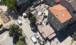 Küçükçekmece'de yıkımı yapılan bina çöktü