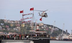 Samsun'da Türk bayrakları ve Atatürk posterleriyle süslenen gemiler geçiş töreni yaptı
