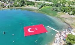 Sapanca Gölü'nde 1923 metrekarelik Türk bayrağı açıldı