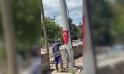 Selden etkilenen Havza'da jandarma personeli çamurda buldukları bayrağı yıkayıp direğe astı