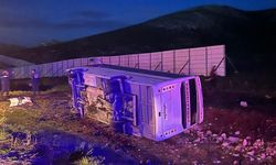 Sivas'ta taraftarları taşıyan midibüs devrildi: 25 yaralı