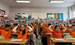 Ümraniye'de bir ilkokulda öğrencilere sıfır atık eğitim seti dağıtıldı