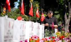 Şehitliklerde hüzünlü bayramlaşma
