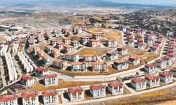 Bakan Kurum, depremzede ailenin yeni evlerindeki bayram sevincini paylaştı