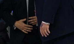 Trump'ın doktoru, eldeki morlukların 'sık sık tokalaşmadan' kaynaklandığını iddia etti.