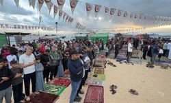 Gazze'de Filistinliler bayram namazını yıkılan camilerin enkazında ve çadır kamplarında kıldı