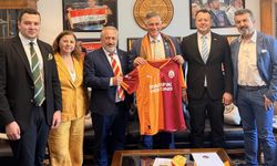ABD Kongre Üyesi Michael Baumgartner’a Galatasaray forması hediye edildi