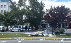 Erzincan'da kuvvetli rüzgar nedeniyle çatılar uçtu, ağaçlar devrildi
