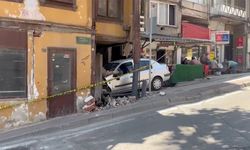 Hareket eden park halindeki aracın çarptığı binada hasar oluştu