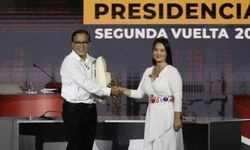 Peru'da devlet başkanı seçiminin 2. turunda sağcı ve solcu aday başa baş gidiyor