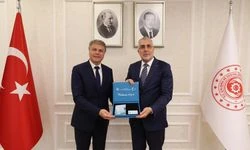 Bakan Işıkhan, Renault Group Türkiye CEO'su Jaillet'ye Turkuaz Kart verdi