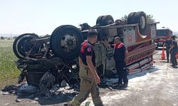 İzmir'de kaza ihbarına giden itfaiye aracının devrilmesi sonucu 2 itfaiyeci yaralandı