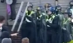 İngiltere'de bıçaklanan gencin kelepçelenmesine tepki gösterilen eylemde 11 polis yaralandı