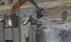 İsrail, işgal altında tuttuğu Doğu Kudüs’te Filistinlilere ait bir ev ile ticari tesisi yıktı