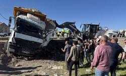 Hakkari'de kamyon ile minibüsün çarpıştığı kazada 3 kişi hayatını kaybetti