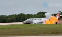 Dominik Cumhuriyeti'nde motoru arızalanan jet havalimanı yakınına düştü