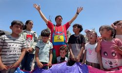 İsrail saldırılarında ailesini kaybeden animatör, acısına rağmen palyaçolukla çocukların yüzünü güldürüyor