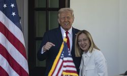 Trump'ın, kendisine fotoğraf için "yalvardığını" söylediği Meloni ile arası yeniden açıldı