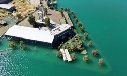 Atatürk Baraj Göleti çevresindeki bazı kafe ve lokantalar su altında kaldı