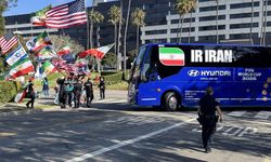 İran Milli Futbol Takımı'nın konakladığı otel önünde protesto gösterileri yapıldı