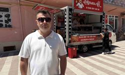Boşanmasını lokma dağıtarak kutladı
