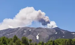 Etna Yanardağı yeniden güçlü şekilde kül püskürttü