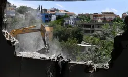 İsrail ordusu, ateşkese rağmen Lübnan'ın güneyinde evleri iş makineleriyle yıktı