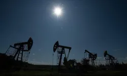 ABD, Hürmüz Boğazı'nda petrol akışının hızlanmasıyla bu yıl için petrol fiyatı tahminini düşürdü
