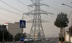 Tahran'da tüketim kotasını aşan 500'den fazla kamu kurumunun elektriği kesildi