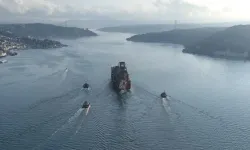Doğal gaz boru hattı döşeme platformu İstanbul Boğazı'ndan geçiş yaptı
