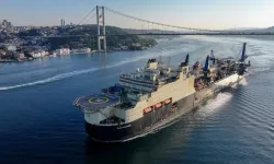 Doğal gaz boru hattı döşeme gemisi İstanbul Boğazı'ndan geçti