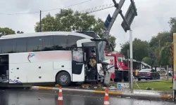 Eyüpsultan'da yolcu otobüsü ile otomobil çarpıştı, 30 kişi yaralandı