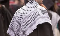 Kanada'daki mezuniyet töreninde genç mezunun kefiyesinin zorla çıkarılması tepki topladı