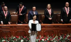 Peru'nun seçilmiş Devlet Başkanı Fujimori, mazbatasını aldı