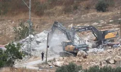 İsrail ordusu Batı Şeria'da Filistinlilere ait üç katlı evi yıktı