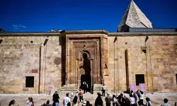 Motif motif işlenen taşlarda gölgeler yüzyıllardır kıyama duruyor
