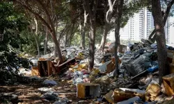İzmir'de boş arazi moloz ve çöplerle doldu
