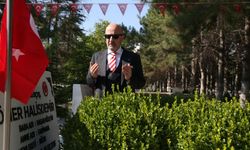 Emekli Korgeneral Zekai Aksakallı şehit Ömer Halisdemir'in mezarını ziyaret etti