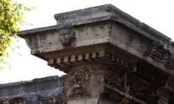 Antalya'daki 1900 yıllık Hadrian Kapısı kentin tarihine ışık tutuyor